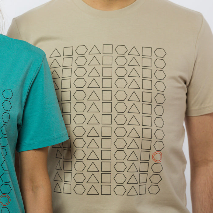 A beige t-shirt made of organic cotton with a geometric print in the front